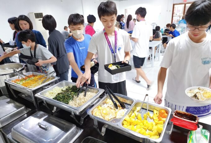 Hình ảnh học sinh tại nhà ăn BTES