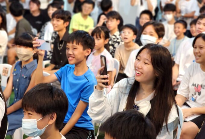 Giao lưu cùng các bạn trong trường BTES