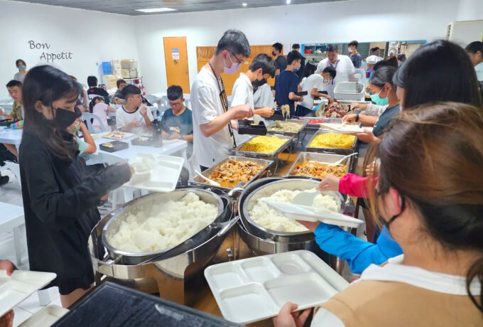 Hình ảnh học sinh tại nhà ăn BTES