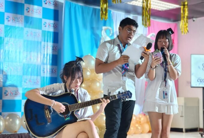 Giao lưu cùng các bạn trong trường BTES