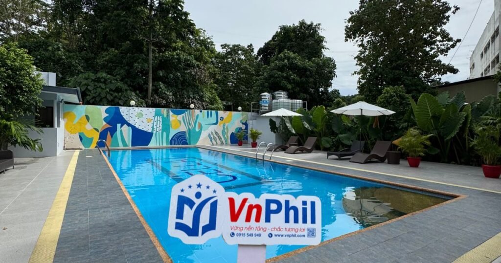Khuôn viên hồ bơi trường Anh ngữ CELLA